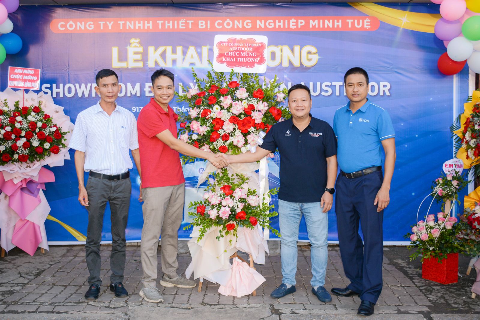 Ông Nguyễn Hồng Sơn - Giám đốc ngành hàng cửa cuốn Tập đoàn Austdoor gửi hoa chúc mừng tới Đại lý